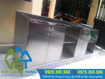 Tủ đựng chén bát bằng inox rất bền.