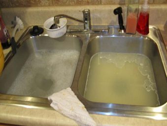 Xử lý ống nước bồn rửa chén bị tắc