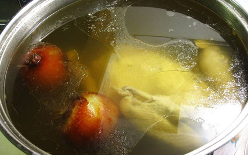 Nấu nước lèo hủ tiếu gà thơm ngon