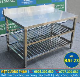 Góc phải bàn inox có gáy và kệ dưới
